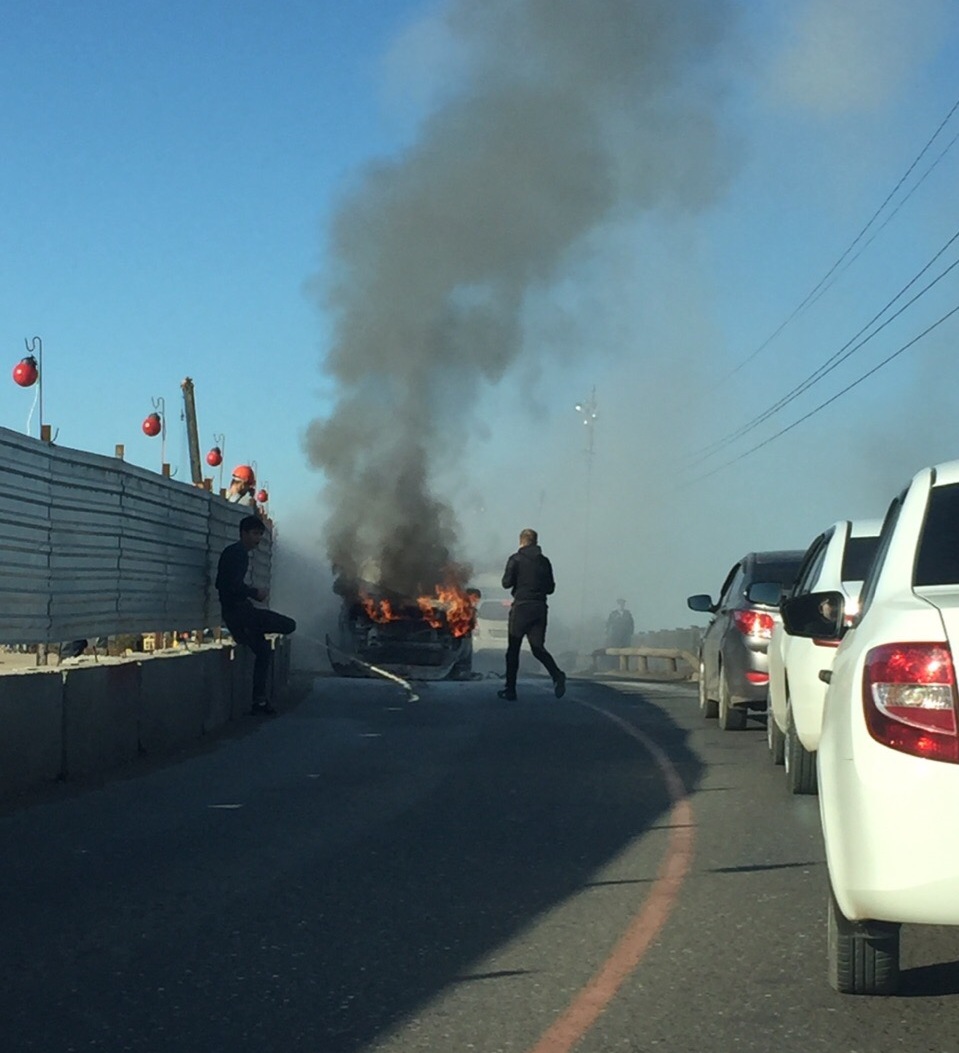 В Астрахани на дороге сгорел автомобиль