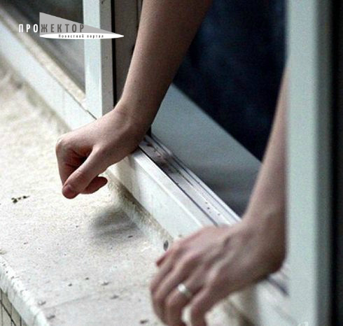 В Астрахани подросток выпал из окна, оставив родителям записку