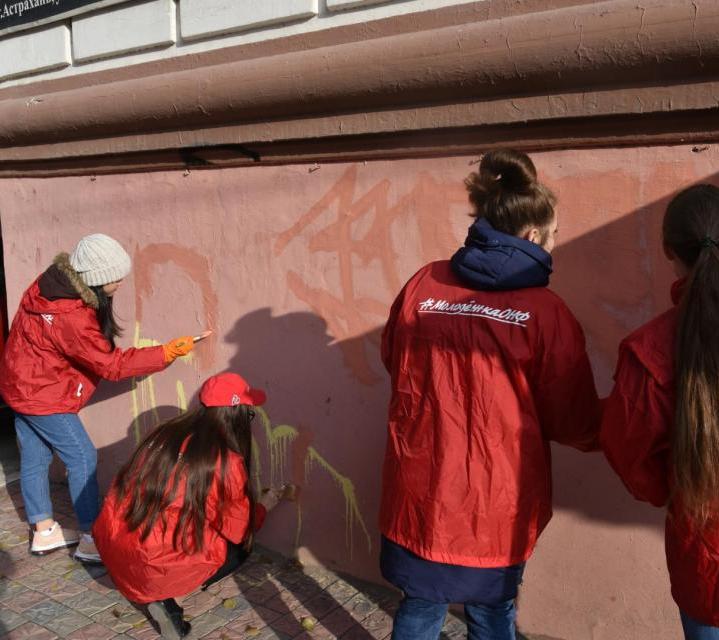 Задержанную за вандализм молодёжь заставили закрасить свои творения