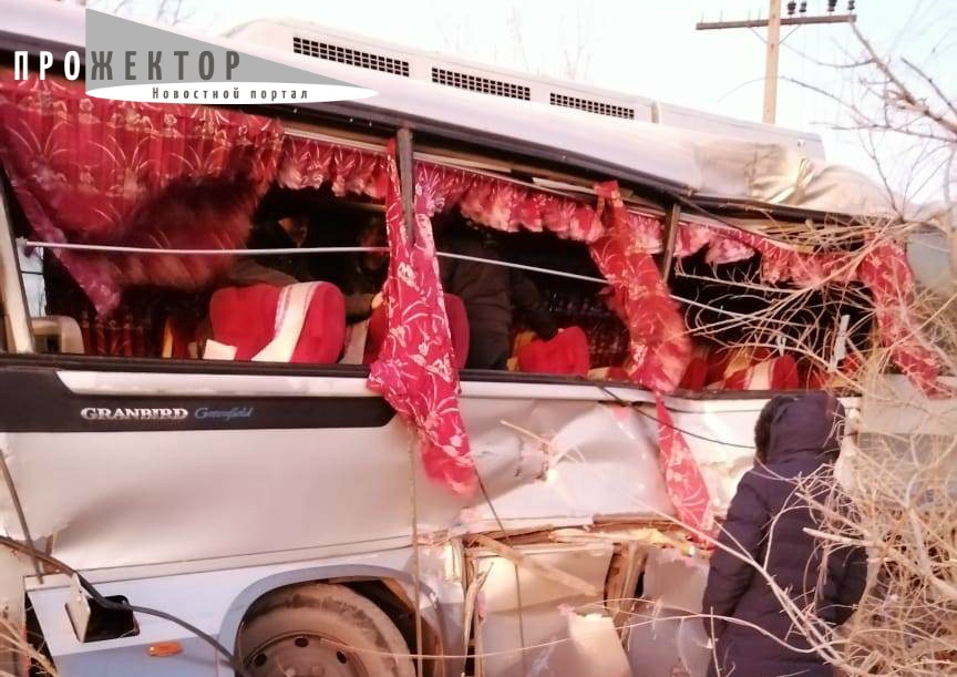 Электричка снесла автобус на переезде в Астрахани: есть пострадавшие