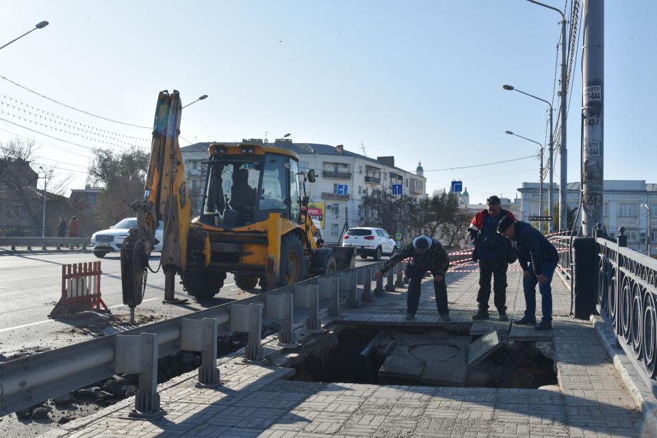 В центре Астрахани обрушилась часть моста