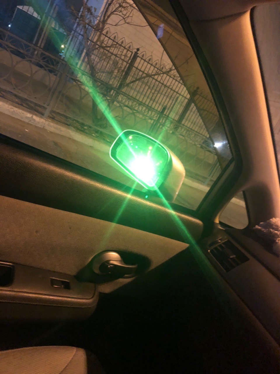 Зеленый свет машина. Свет автомобиля. Ослепление светом фар. При ослеплении водителя светом фар. Зелёный свет фар автомобиля.