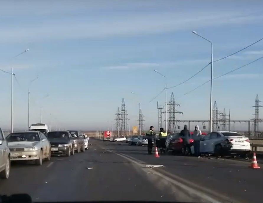 9 машин столкнулись в Астрахани: есть пострадавшие