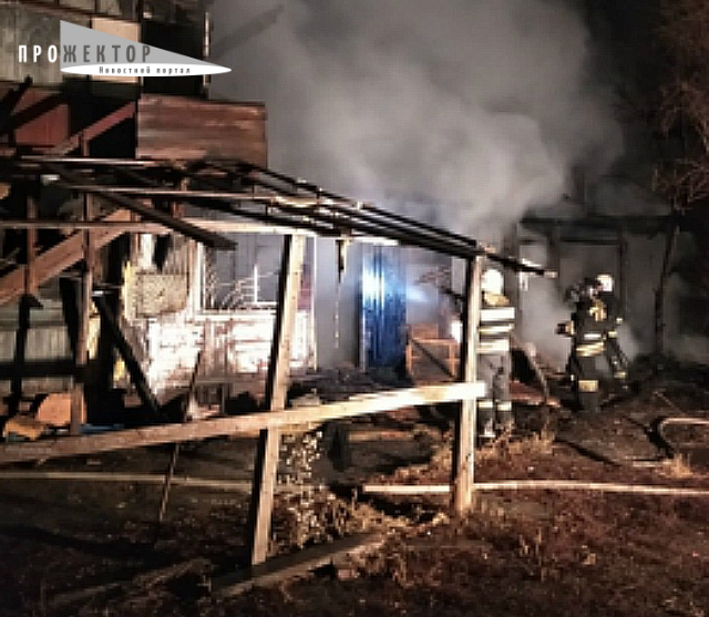 27 человек ликвидировали крупный пожар в Астрахани