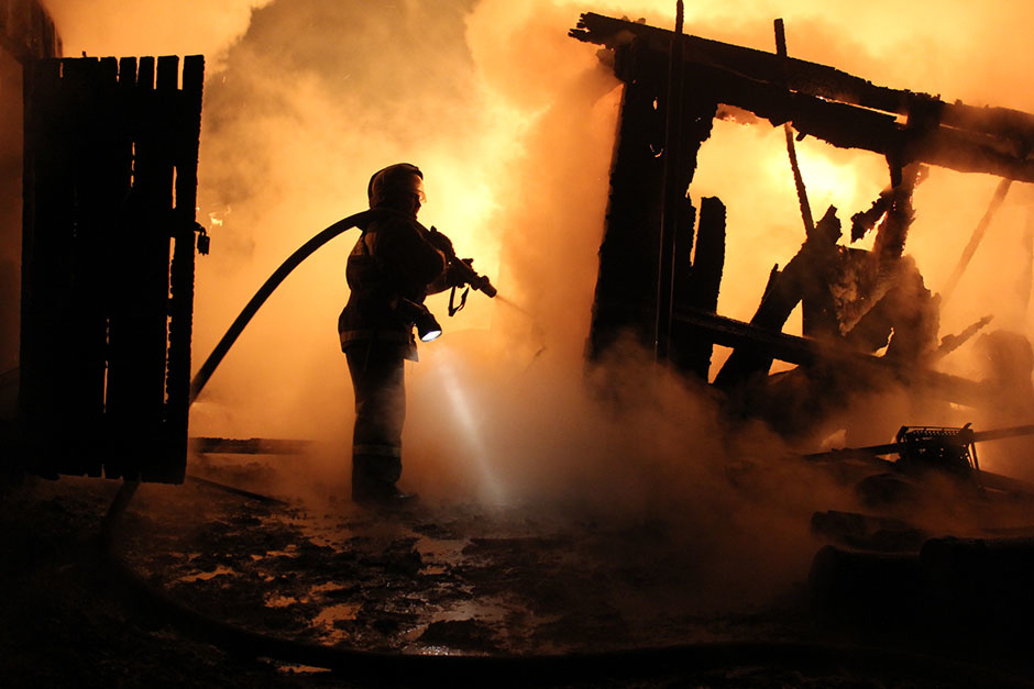 Есть погибший: сегодня ночью в Астраханской области сгорел дом
