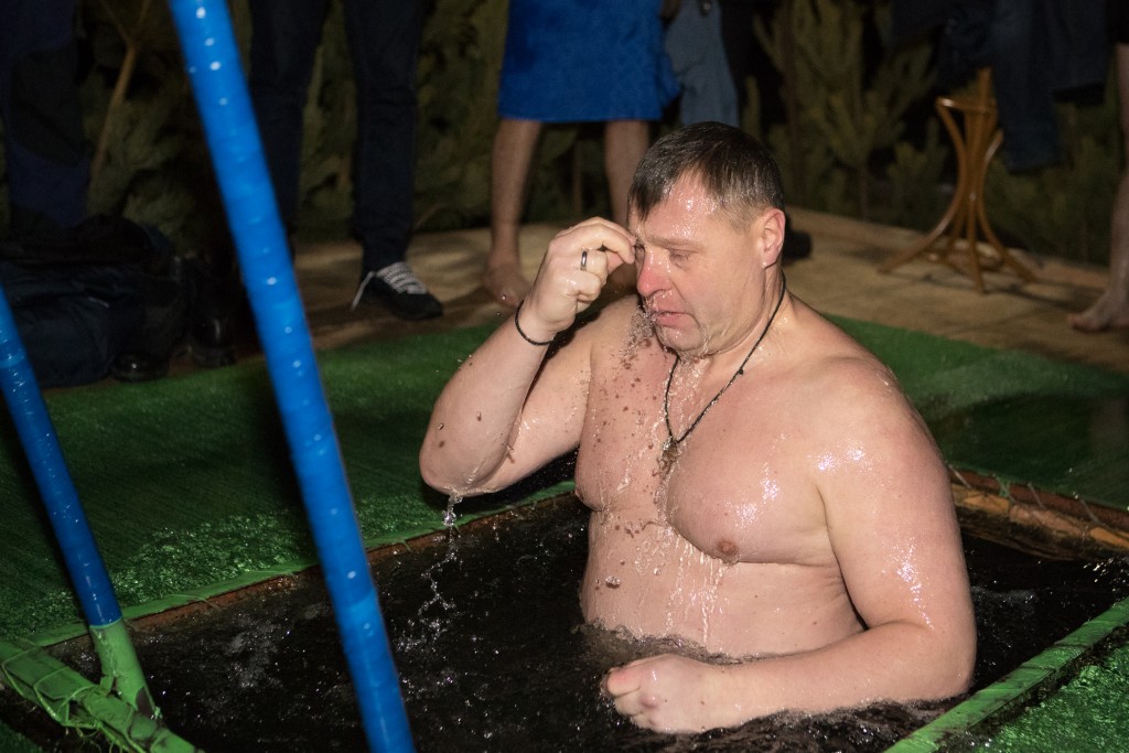 Игорь Бабушкин окунулся в прорубь на Крещение
