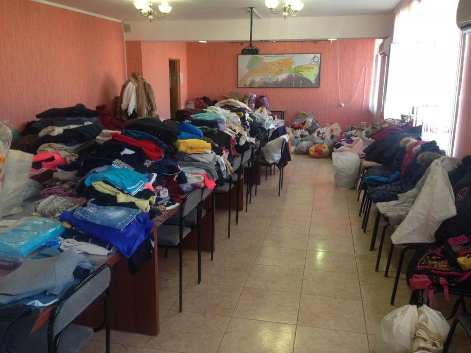 Более 200 горожан отнесли свои вещи в пункт помощи погорельцам в Астрахани