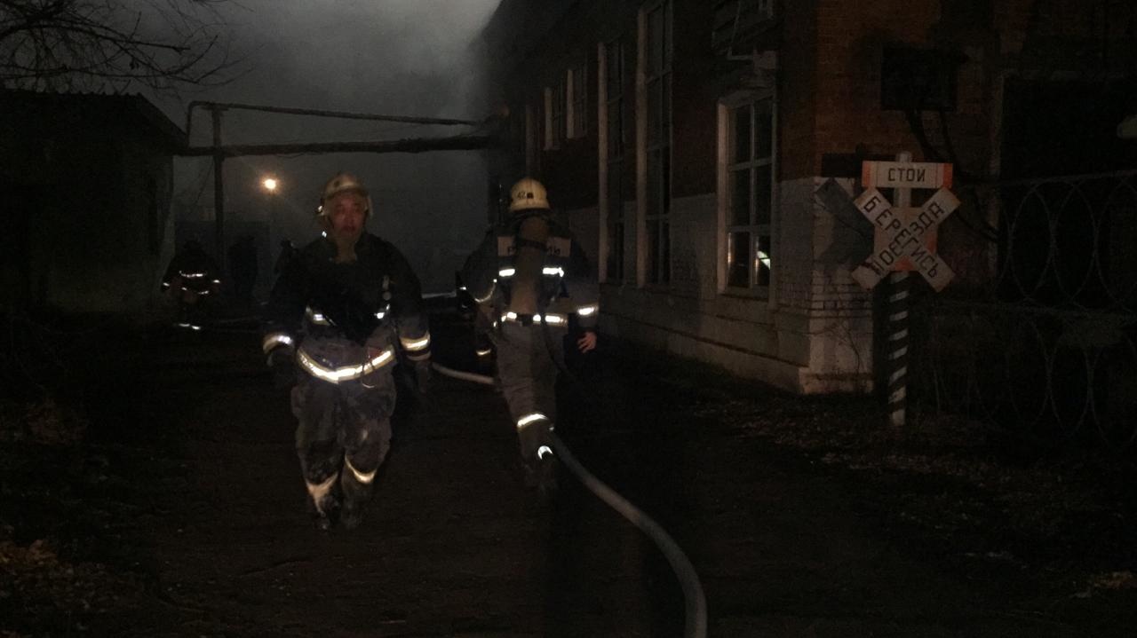 В Астрахани горит теплоремонтный завод