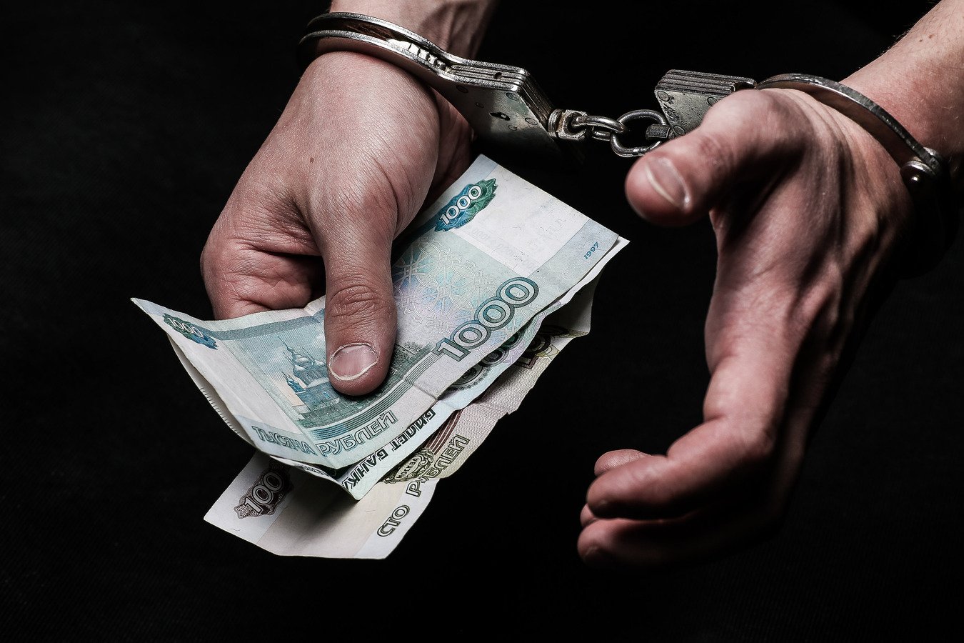 В Астрахани в отношении замначальника жилищного управления администрации города завели уголовное дело