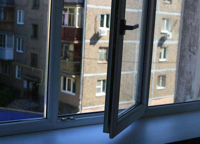 Астраханец выпал из окна 9 этажа в микрорайоне Бабаевского