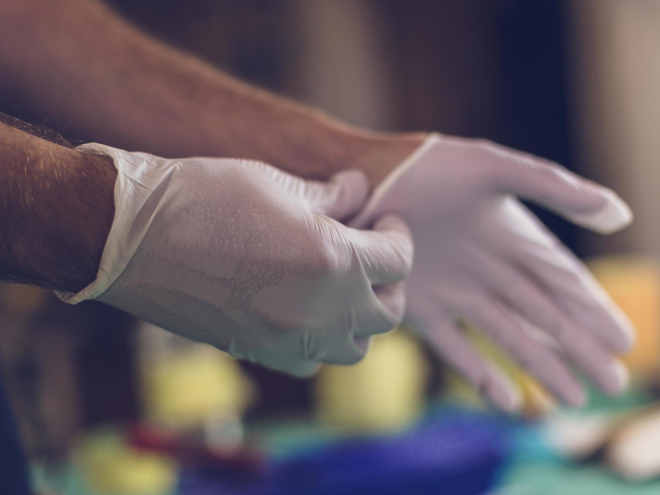 Резиновые перчатки во время пандемии: спасение или рассадник инфекции?
