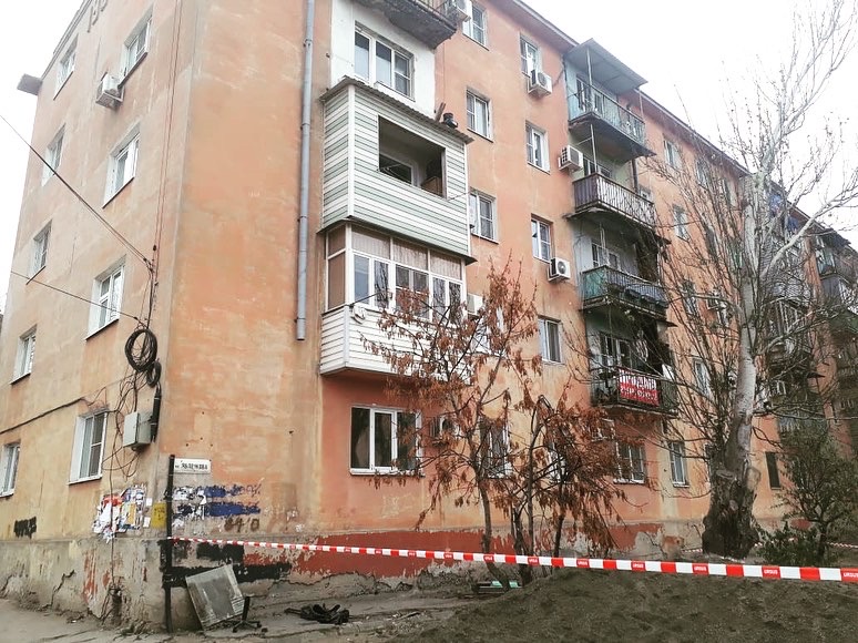 В Астрахани обрушился балкон: погиб мужчина