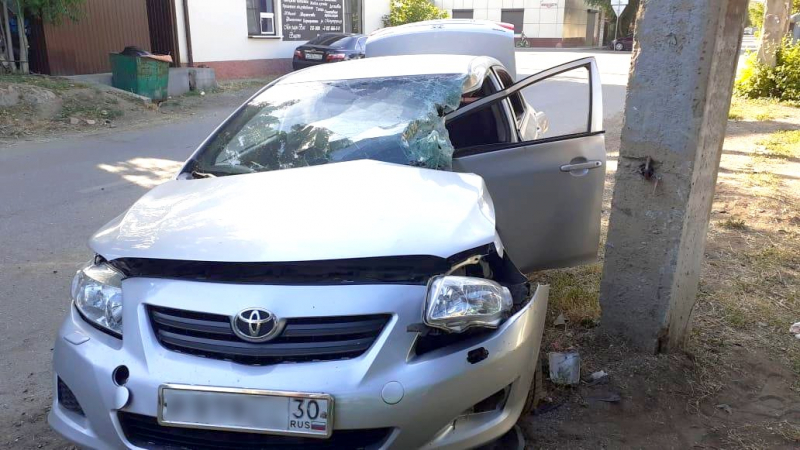 В Астрахани водитель на авто врезался в бетонную опору: пассажир скончался в больнице