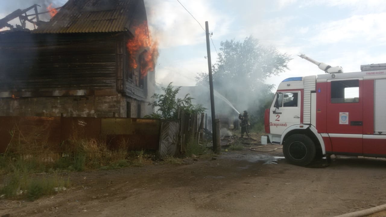 В Ленинском районе сгорел жилой дом: спасены 4 астраханца