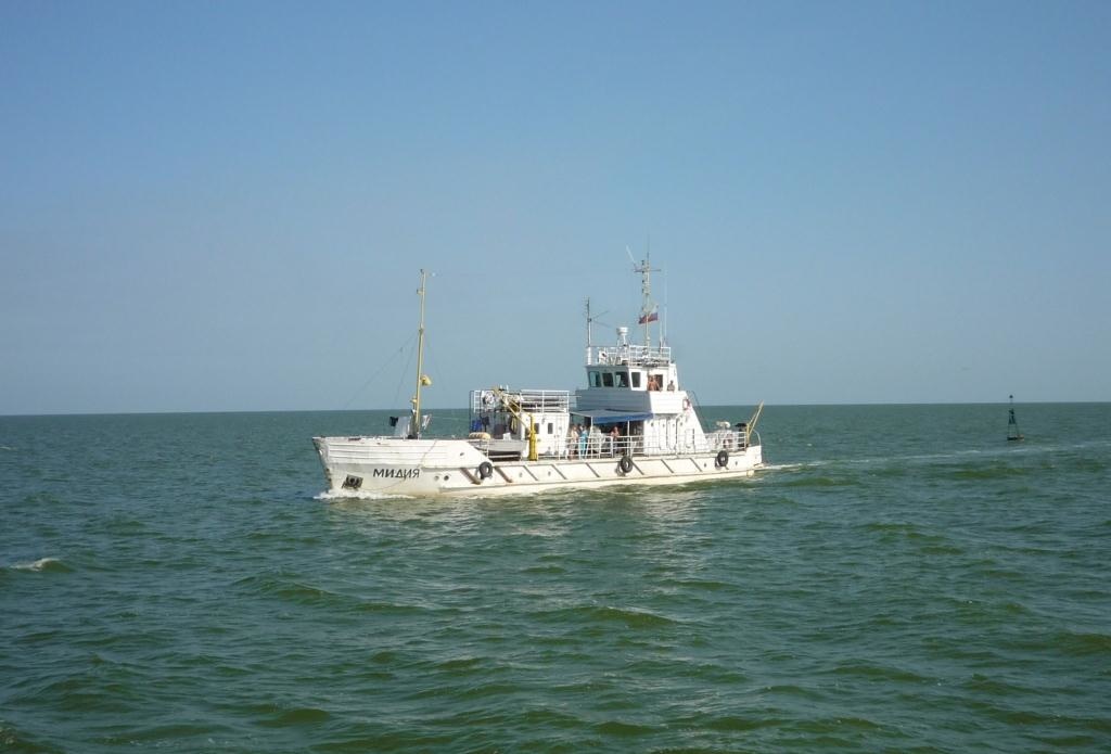 Судно «Мидия», вышедшее из строя в северной части Каспийского моря, транспортируют в порт Астрахань