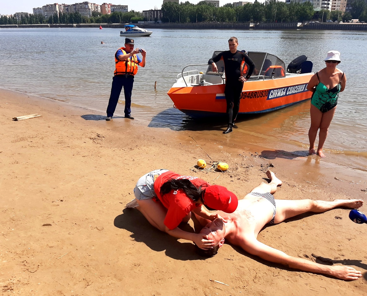 Вода активно уносит жизни людей: астраханцам провели профилактическое мероприятие на пляже