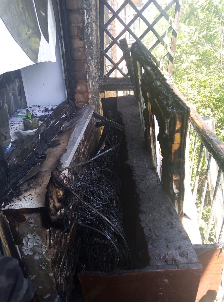 В Ленинском районе Астрахани сгорел балкон квартиры: спасены 5 человек