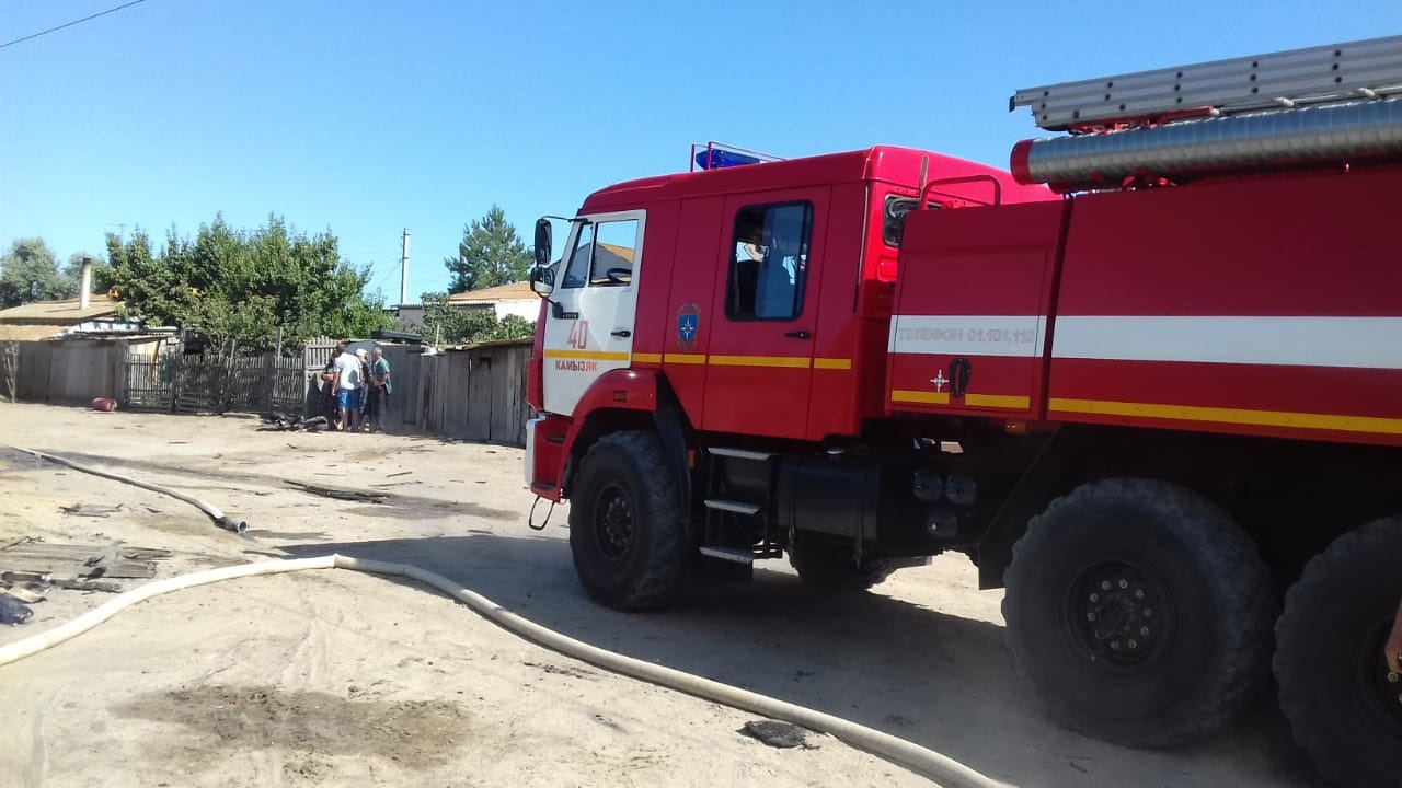 В Астрахани сгорели девять хозпостроек: пострадала женщина
