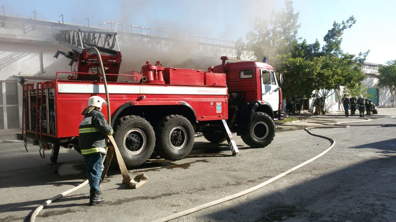 В Астрахани горел торговый павильон и магазин: спасены 4 человека