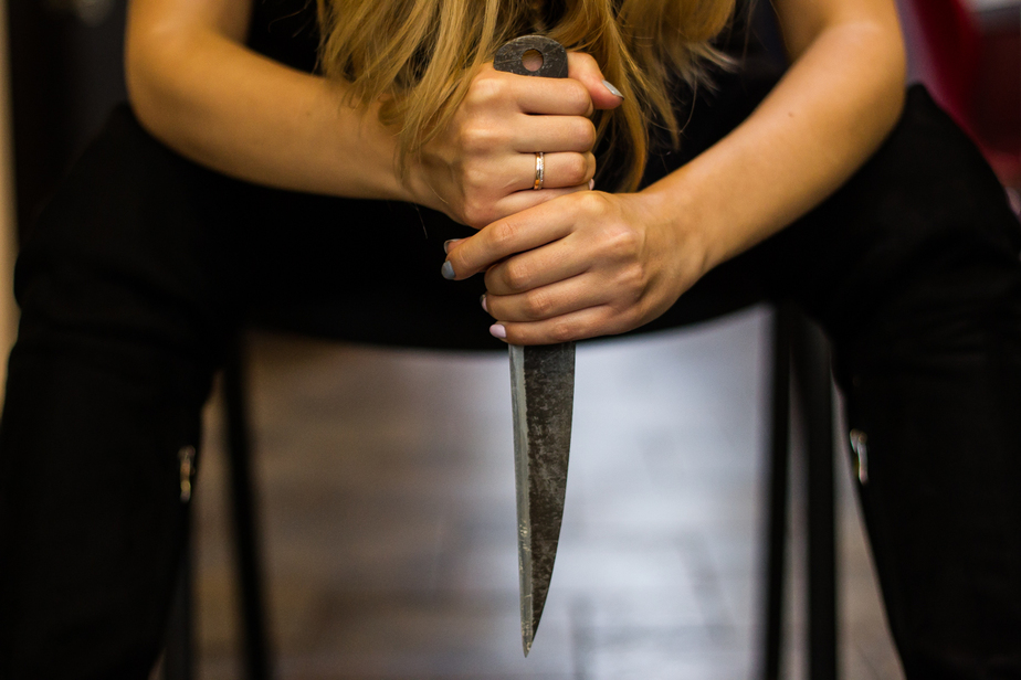 Астраханка пырнула супруга ножом в живот
