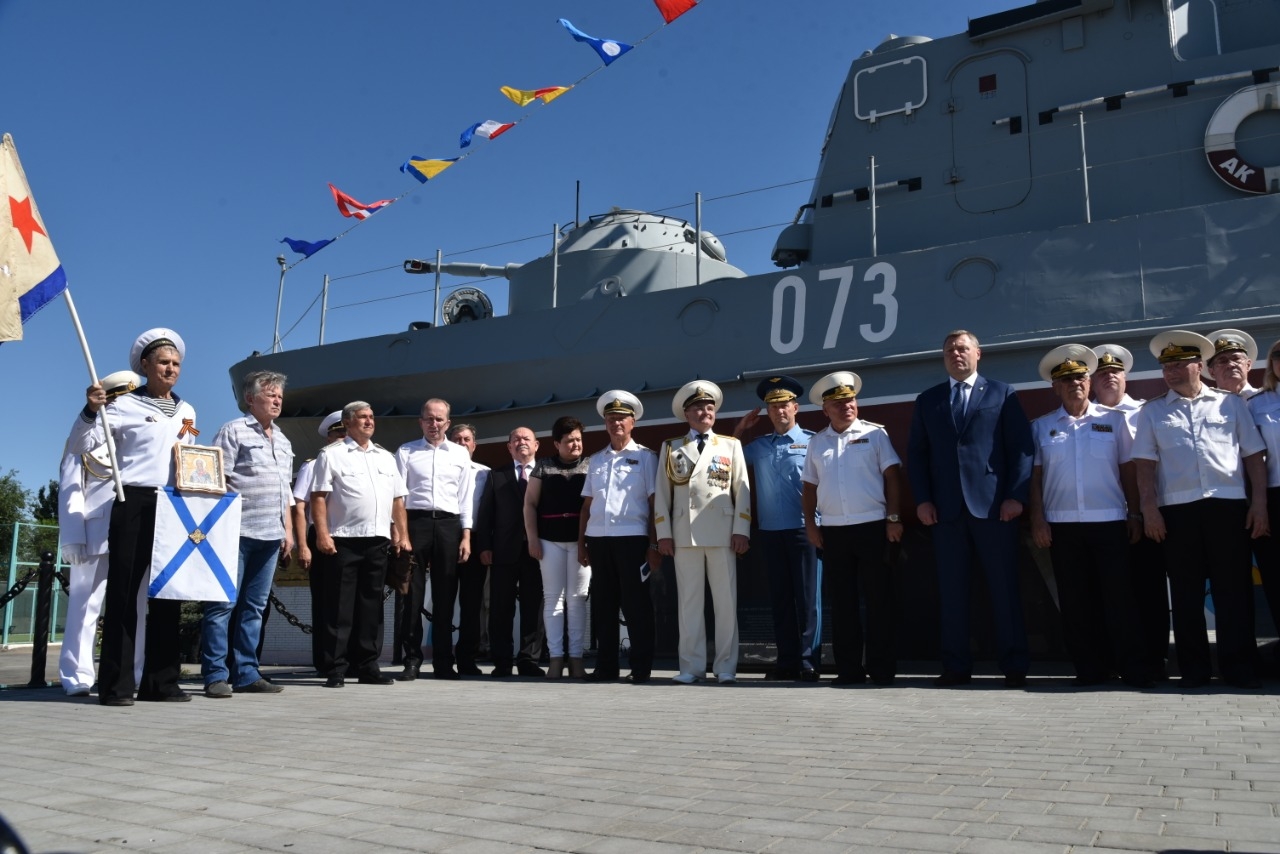 В Астрахани возложили венки в честь военных моряков
