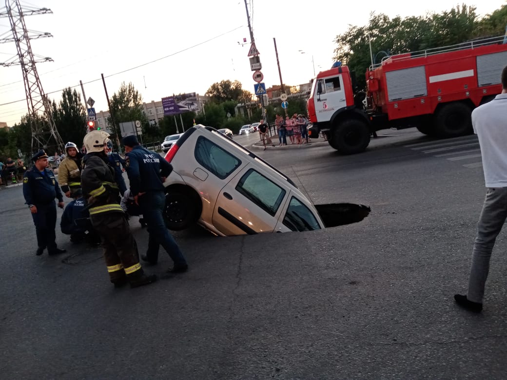 Следственные органы Астрахани проводят проверку по факту провалившегося под землю автомобиля