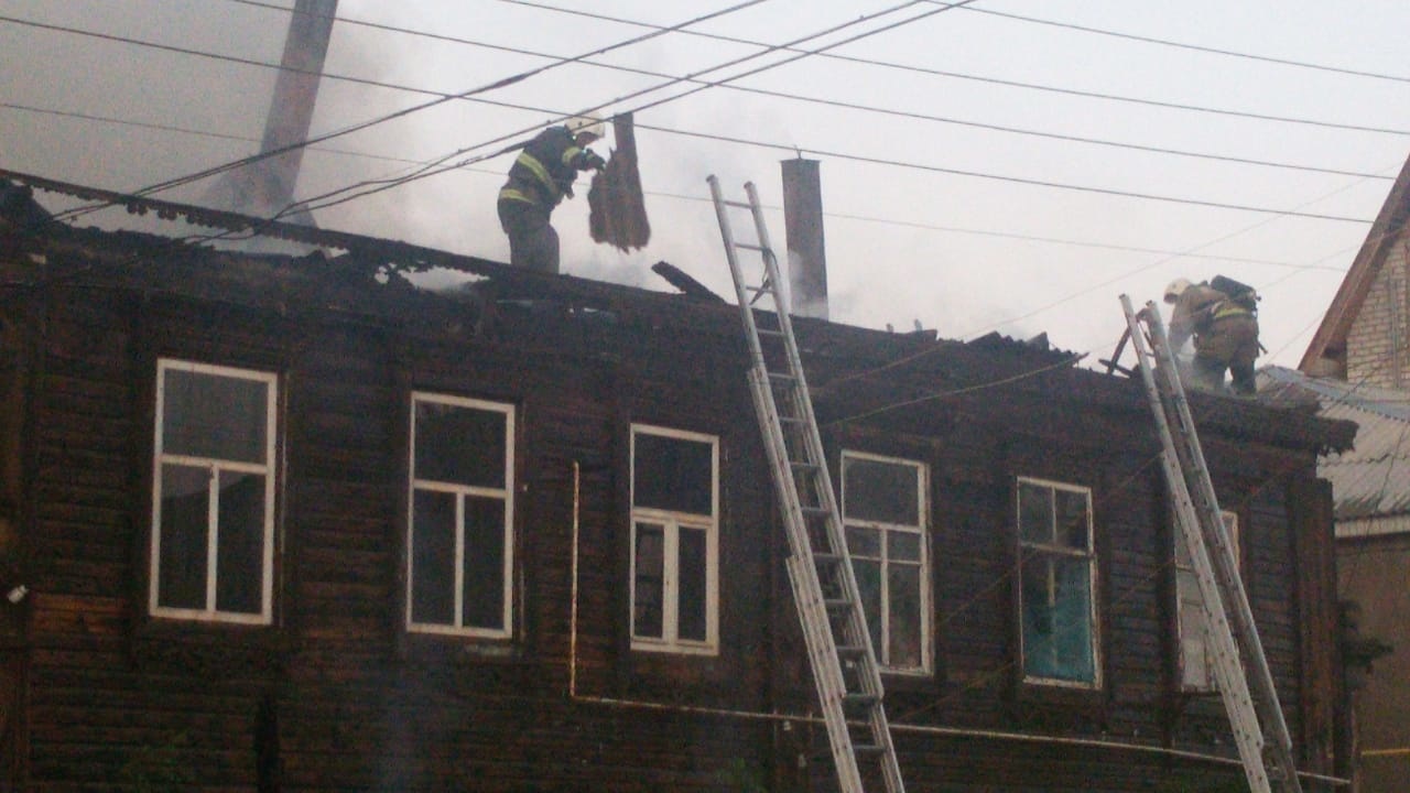 В Астрахани горели два жилых дома