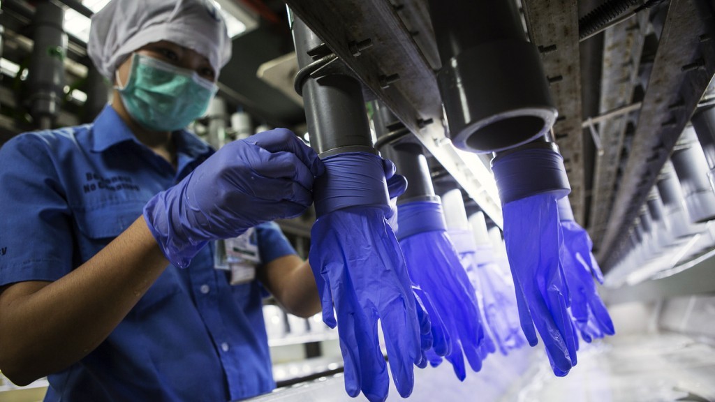 В Астрахани построят завод по производству медицинских перчаток