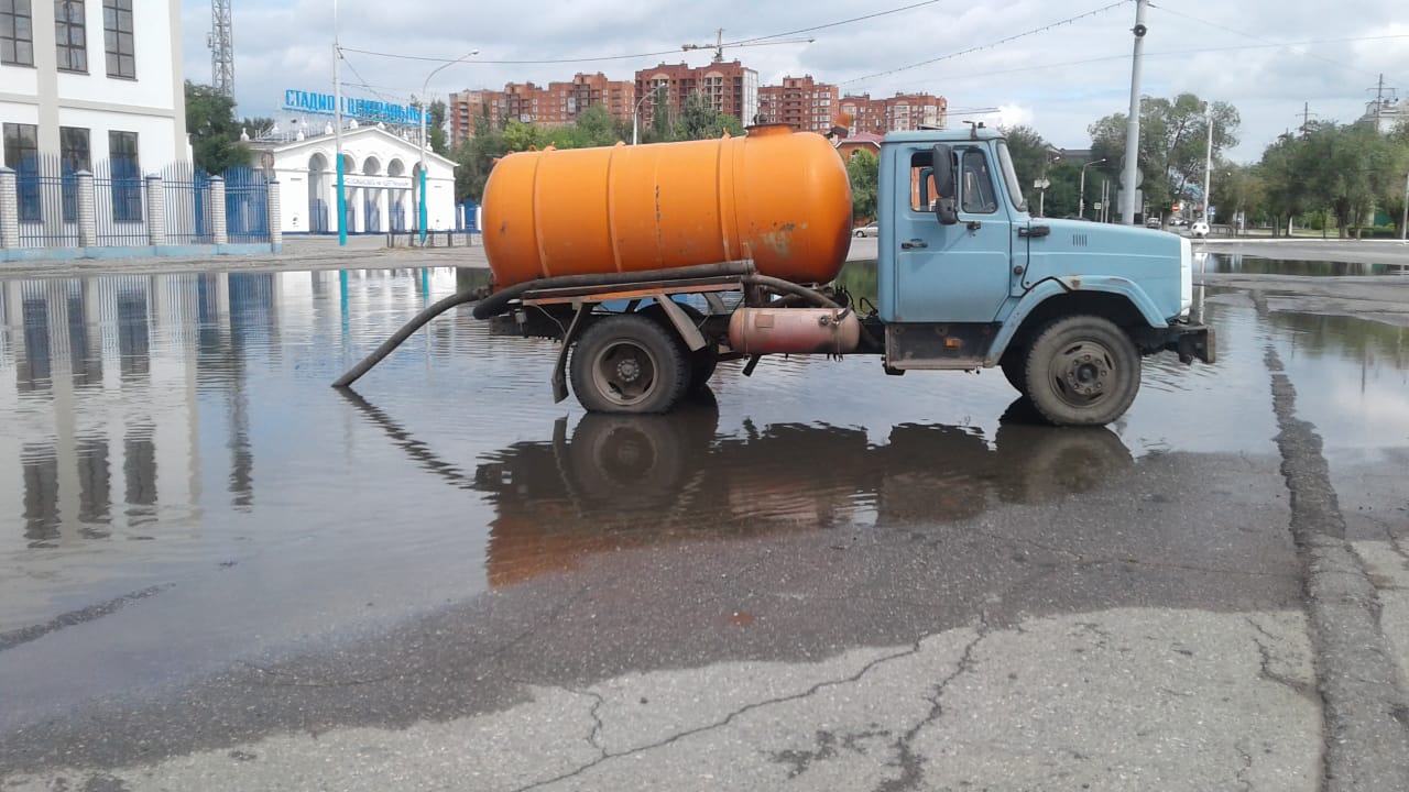 В Астрахани устраняют последствия дождя