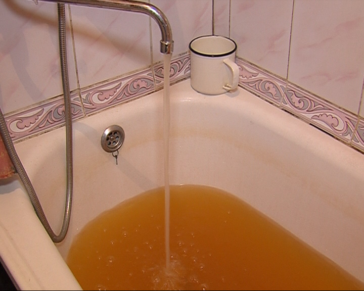 Астраханцы жалуются на ржавую воду из под крана: в АТЛ объясняют причину загрязнения