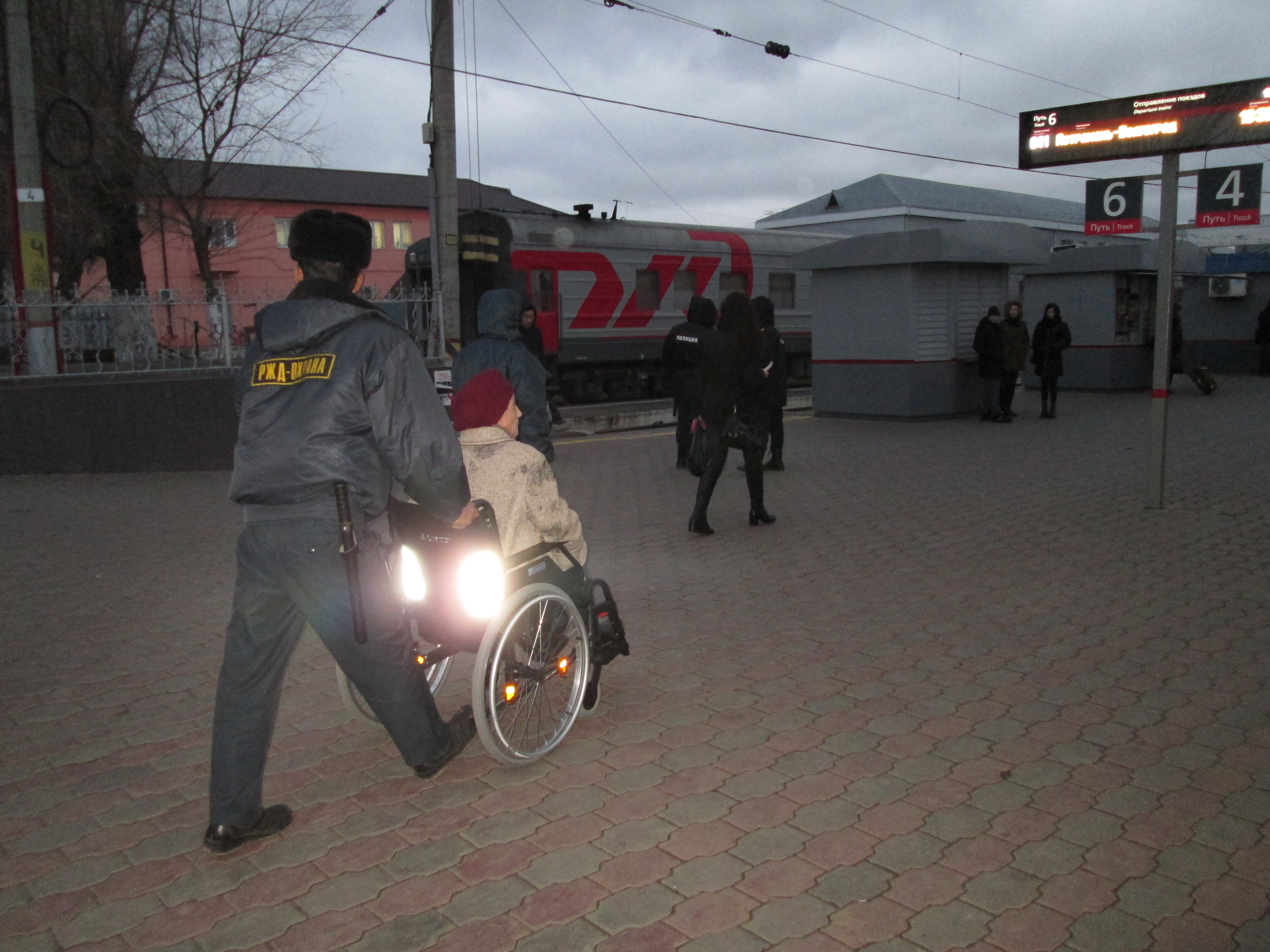 С начала  года более 600 маломобильных граждан воспользовались услугами сопровождения на Астраханском ж/д вокзале