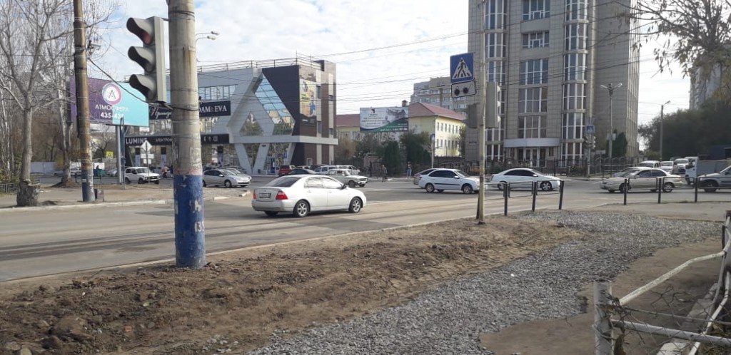 В Астрахани на месте провала дороги возобновили движение