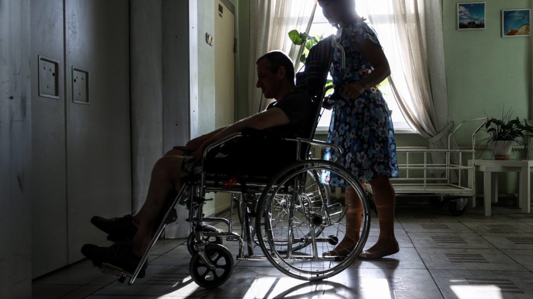 Суд отказал парализованному астраханцу в специальной коляске