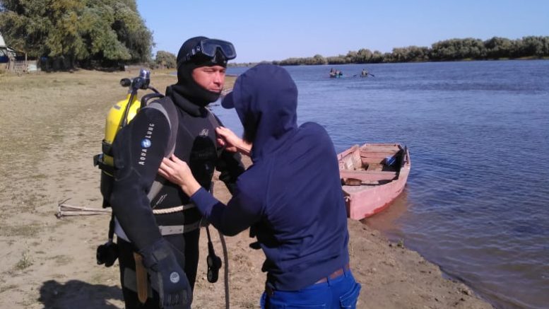 Астраханские водолазы извлекли из воды тело мужчины