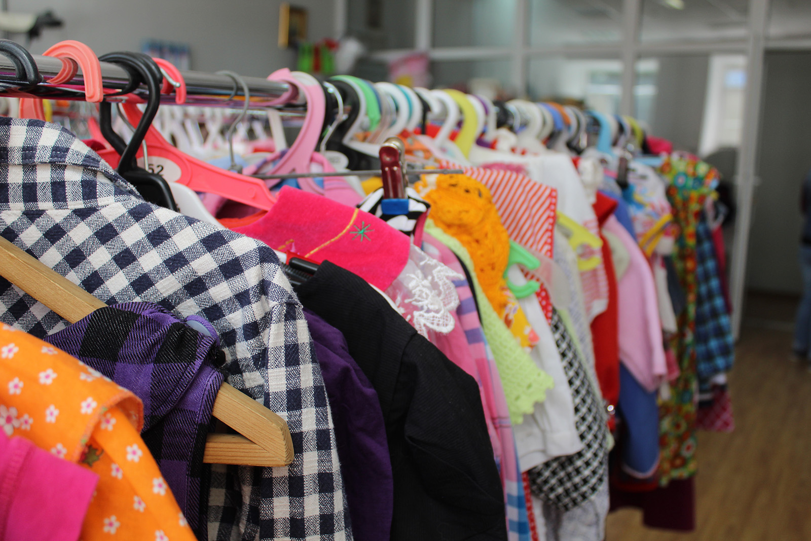 Астраханцы могут получить одежду и обувь в рамках благотворительного проекта «Вещь во благо»