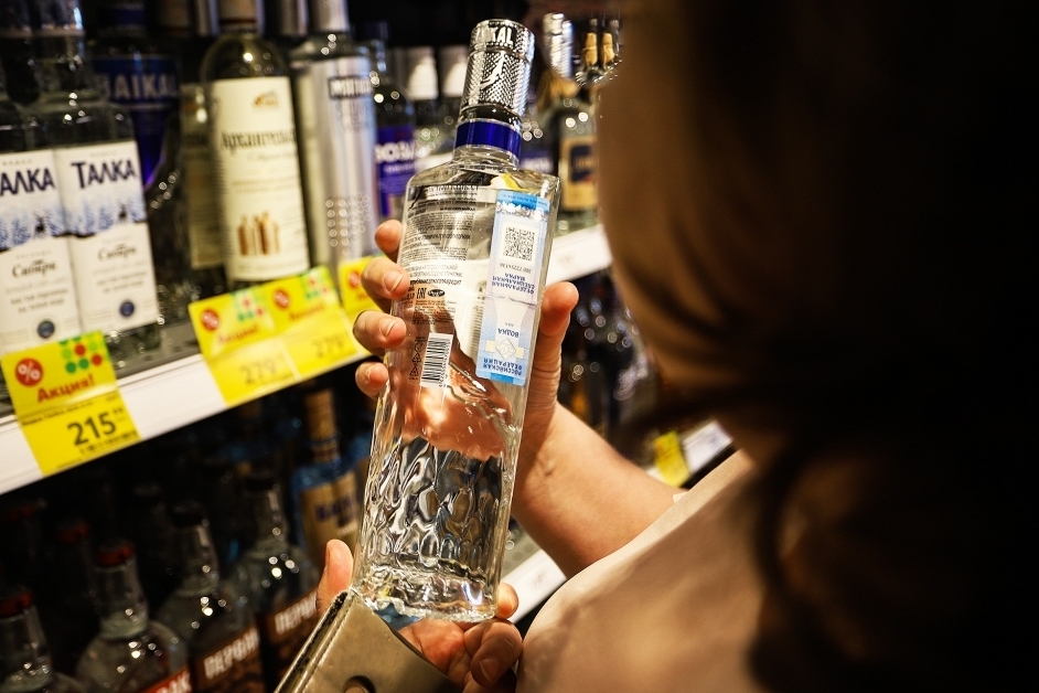 Астраханец поставлял более 700 бутылок контрафактного алкоголя  через магазин
