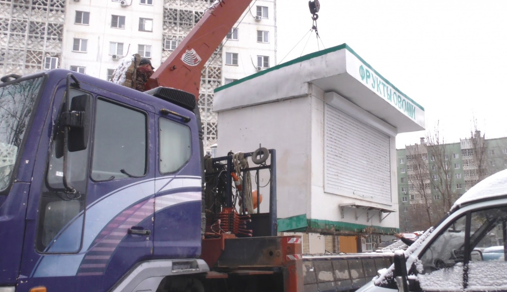 В Астрахани на «Бабайке» снесли нелегальные киоски