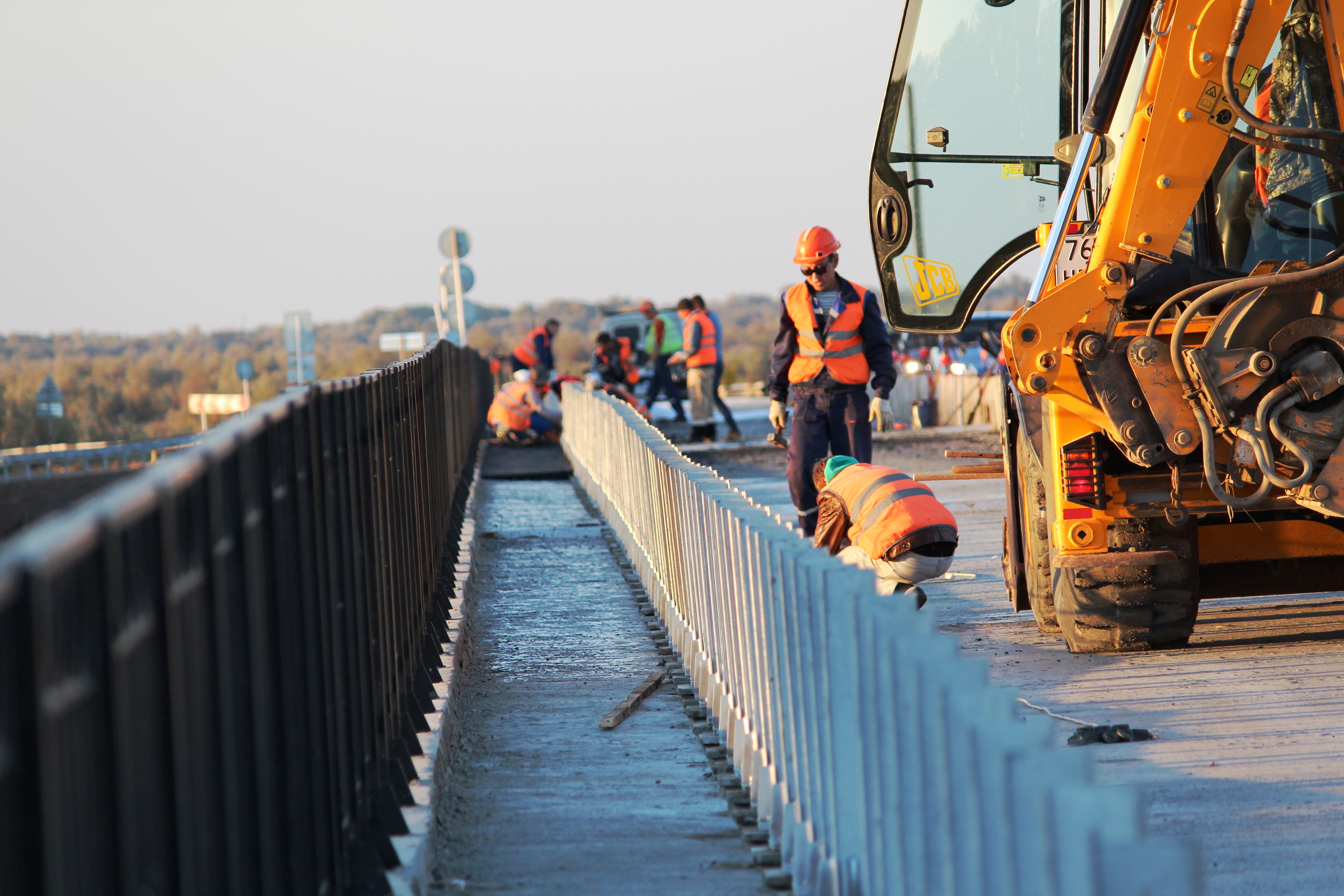 В Астрахани ремонтируют автомобильные и пешеходные мосты