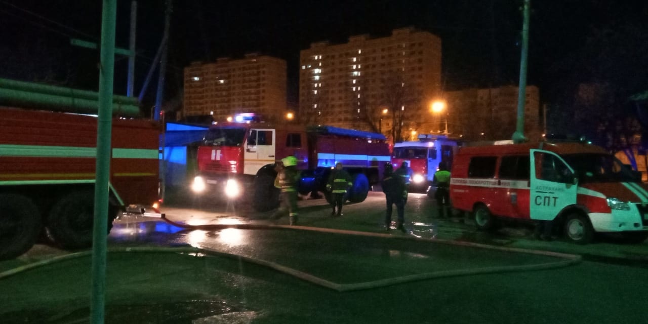 В Астрахани горели чердак и жилые дома: на одном из пожаров есть пострадавшие