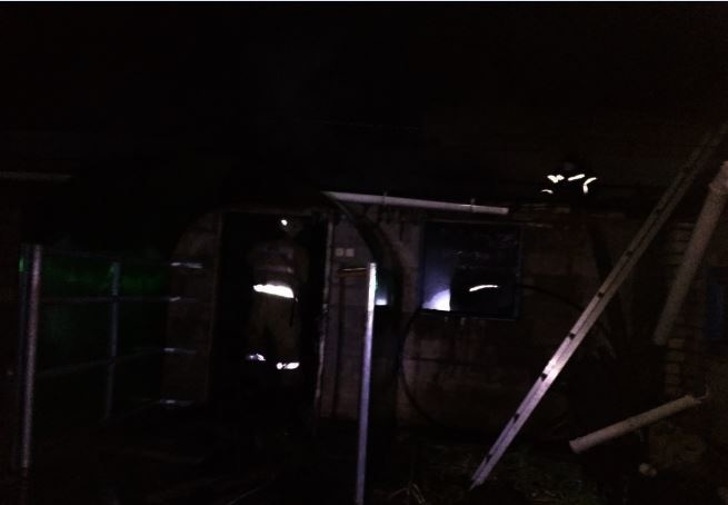 На севере Астраханской области сгорела хозпостройка: есть пострадавшие