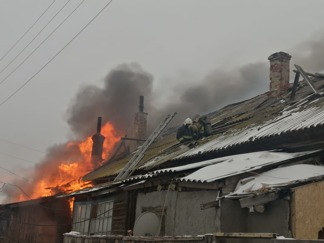 Крупный пожар в астраханском многоквартирном доме уничтожил 200 кв.м.