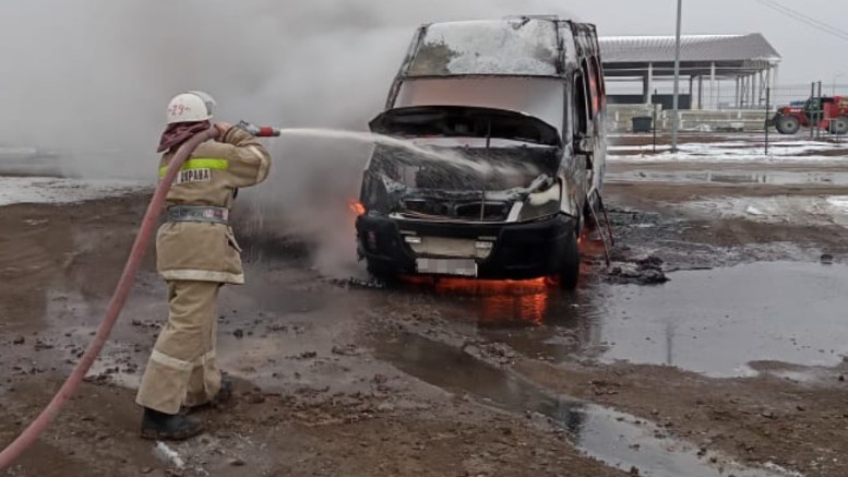 В Астраханской области сгорел микроавтобус