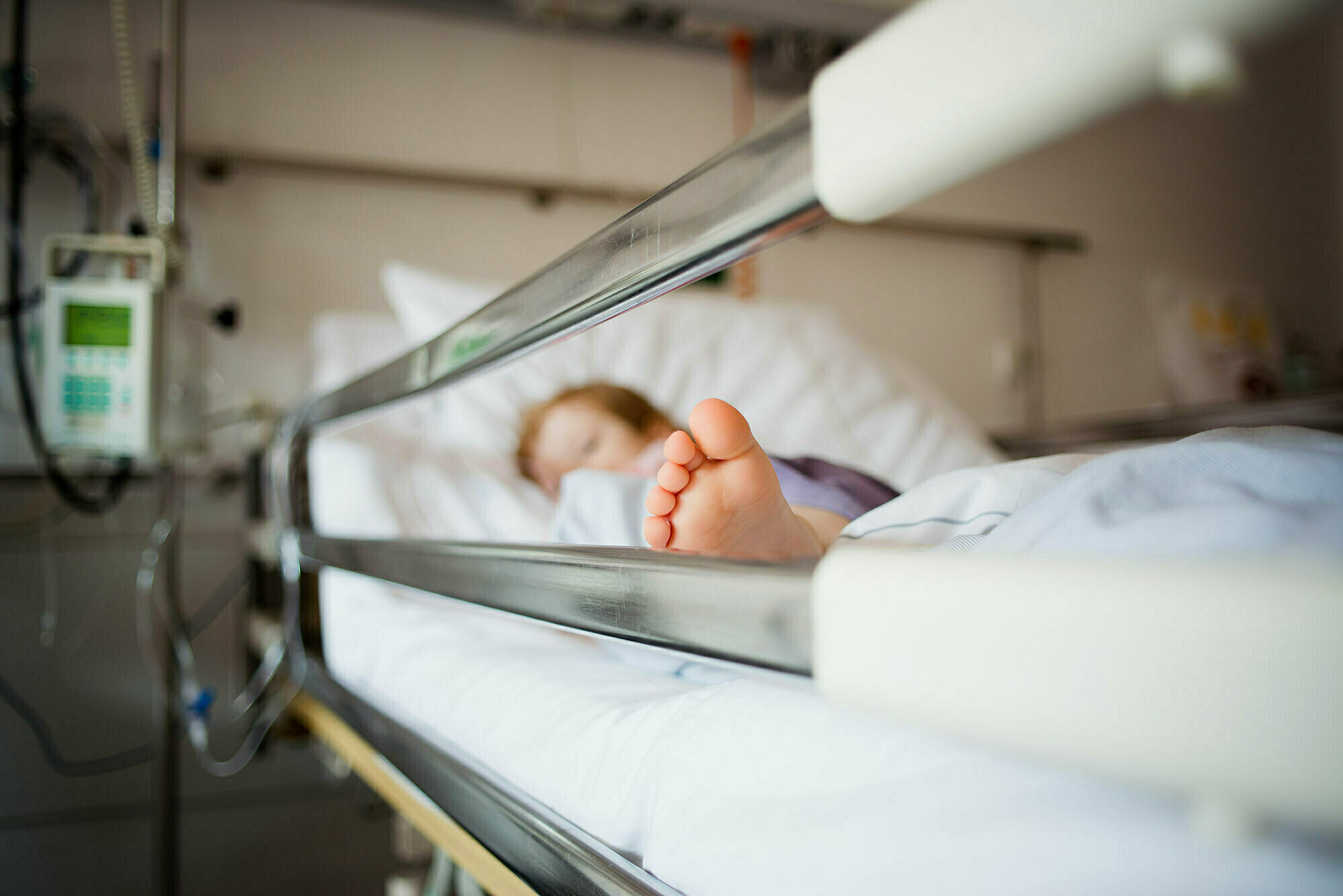 Астраханка по нечаянности уронила свою грудную дочь: ребенок в тяжелом состоянии