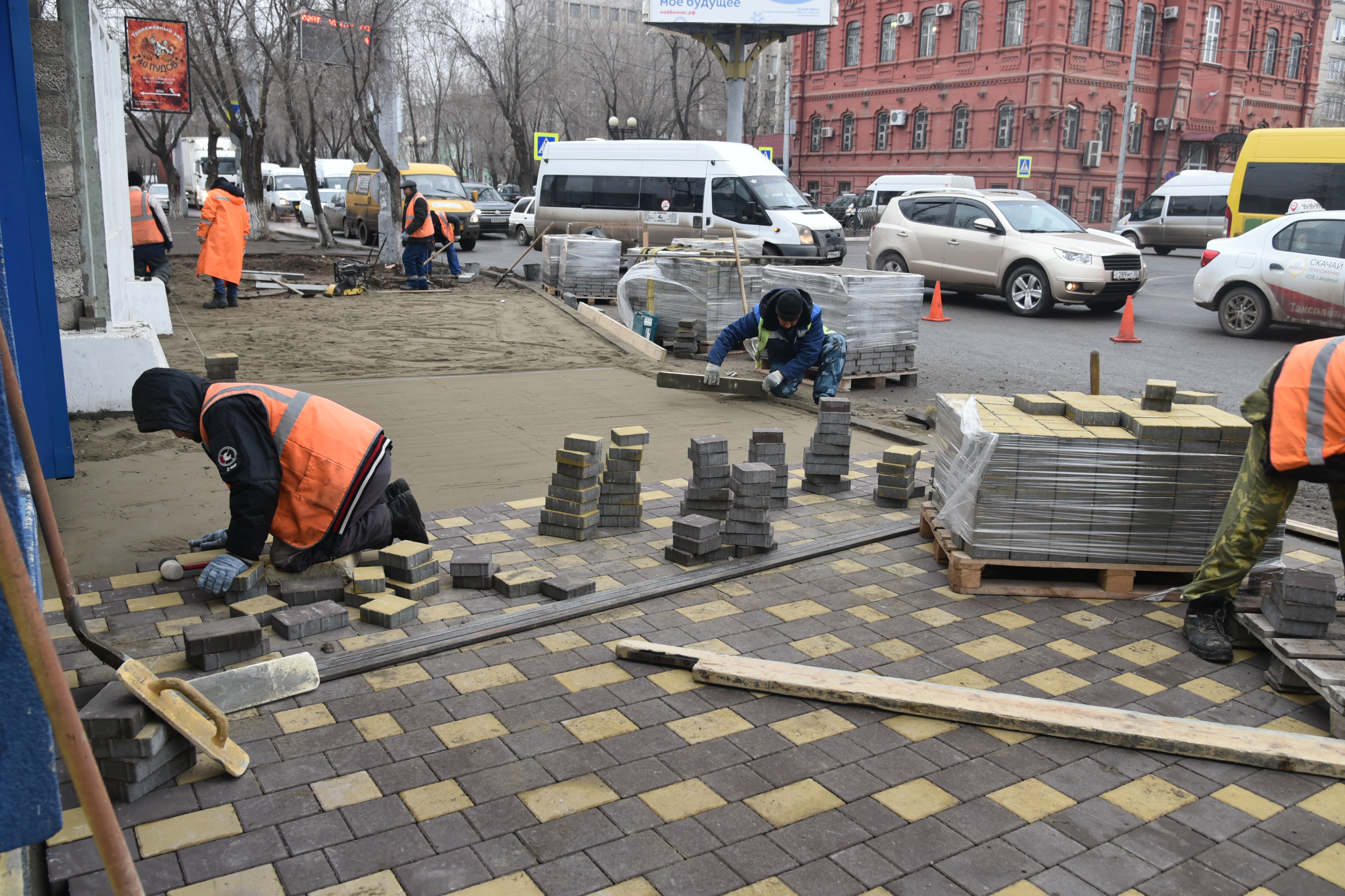 На одной из улиц Астрахани обновляют пешеходные зоны