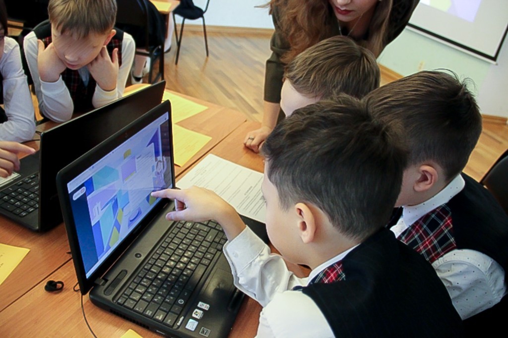 Астраханские школы оснащают компьютерным оборудованием
