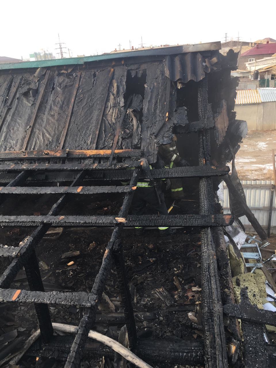 В Ленинском районе Астрахани сгорел дом