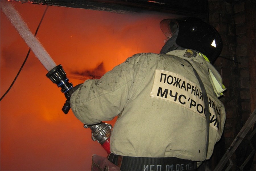 Ночью на улице Николая Островского сгорела квартира: есть пострадавший